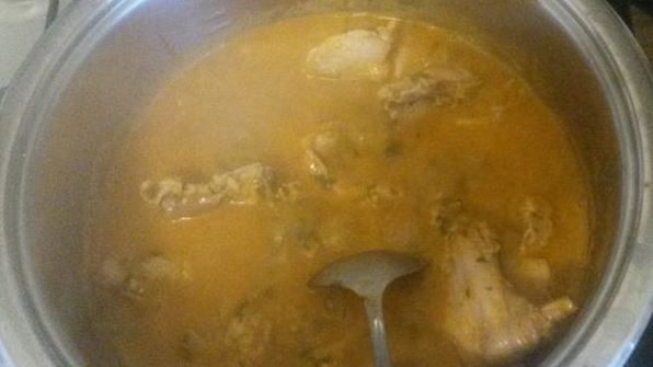 кролик в томатно-сливочном соусе с петрушкой