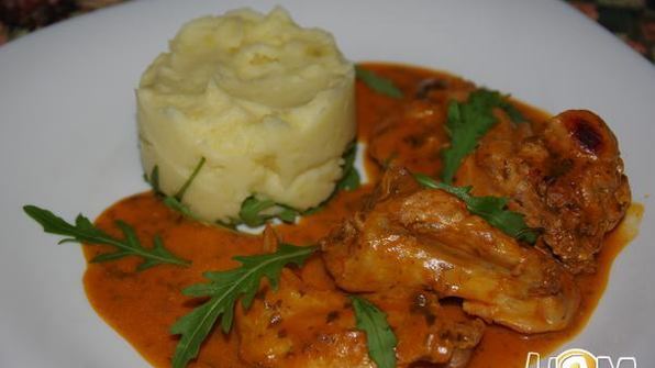 кролик в томатно-сливочном соусе с петрушкой