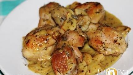 Куриная голень с чесноком в ароматном соусе