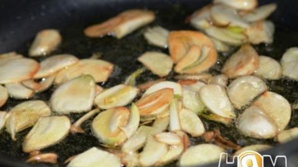 куриная голень с чесноком в ароматном соусе