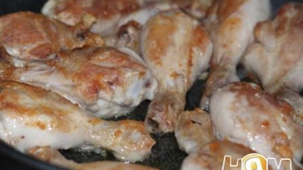куриная голень с чесноком в ароматном соусе