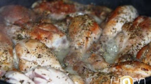 куриная голень с чесноком в ароматном соусе