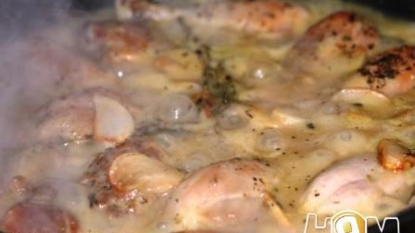 куриная голень с чесноком в ароматном соусе