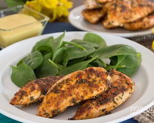 Куриное филе со специями на сковороде