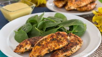 Куриное филе со специями на сковороде