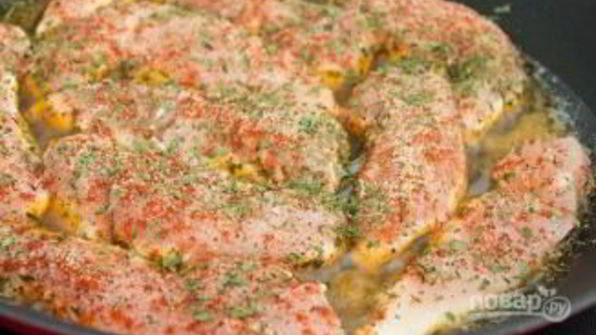 куриное филе со специями на сковороде