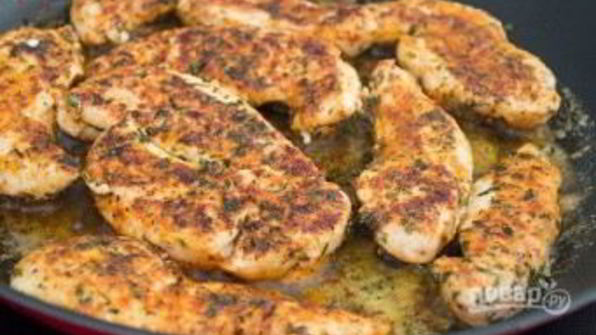 куриное филе со специями на сковороде