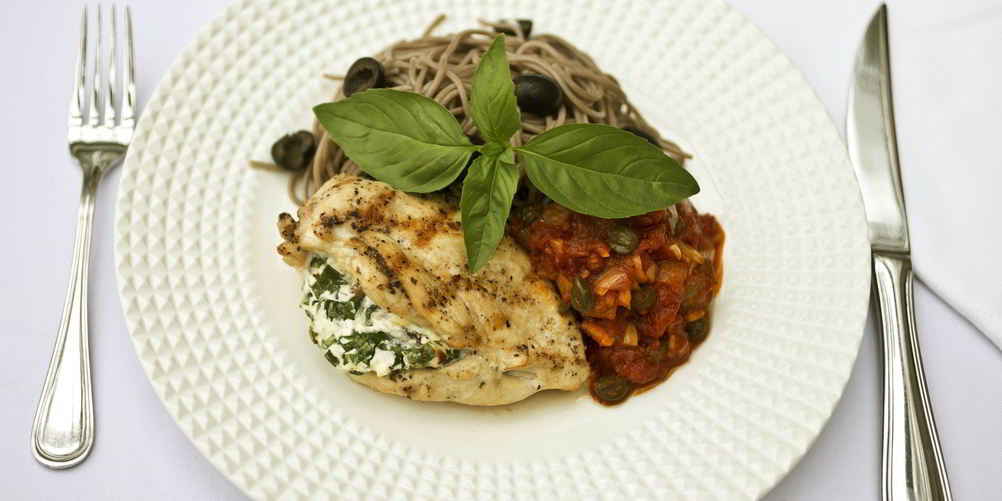 Рецепт куриных грудок с сыром фета, гречневой лапшой и соусом путанеско