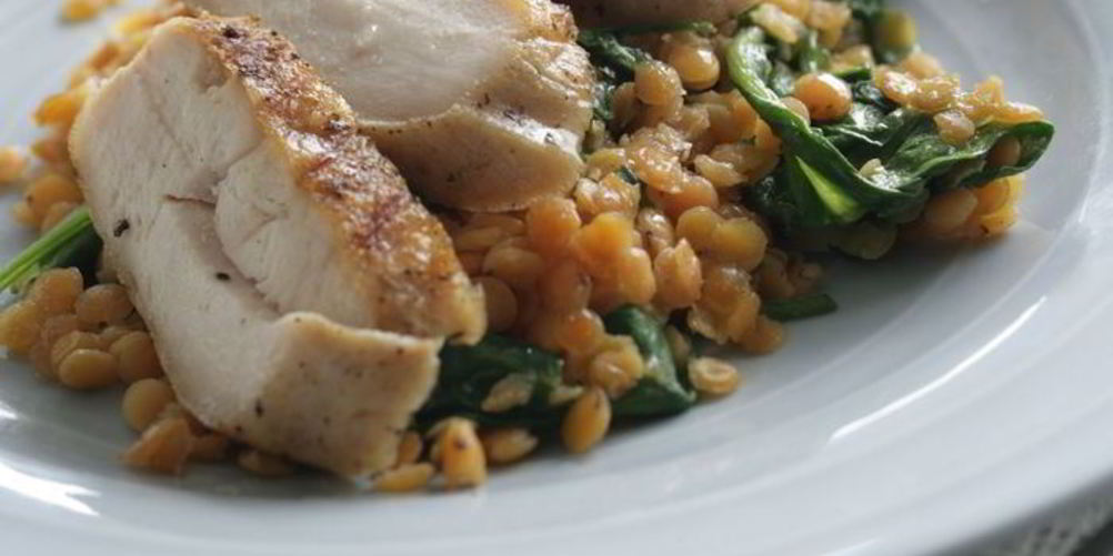 Рецепт курицы-гриля с жареным шпинатом и чечевицей