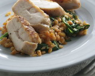 Курица-гриль с жареным шпинатом и чечевицей