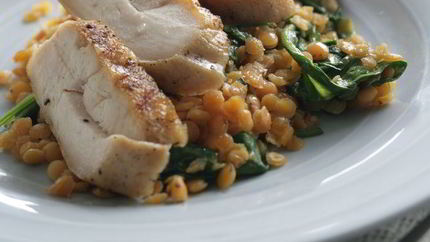 Курица-гриль с жареным шпинатом и чечевицей