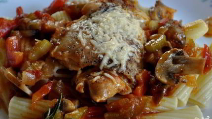 Курица кусочками с овощами в духовке