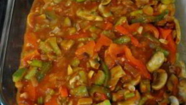 курица кусочками с овощами в духовке