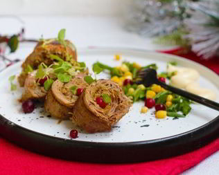 Мини-рулеты из индейки, фаршированные лисичками