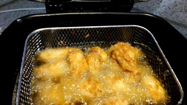 острые куриные крылышки во фритюре