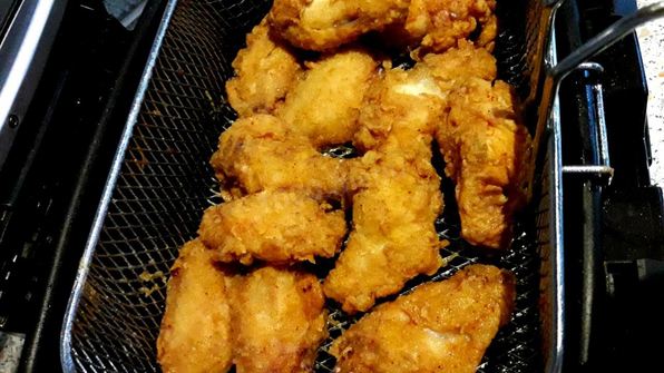 острые куриные крылышки во фритюре