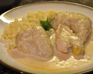 Отварная курица в сметанном соусе