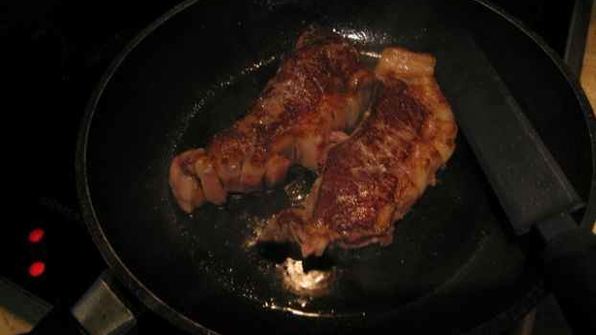 ростбиф под соусом с перцем