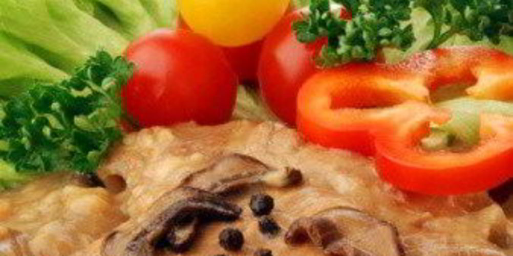 Рецепт свинины под грибным соусом со сметаной и укропом