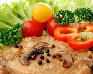 Свинина под грибным соусом со сметаной и укропом