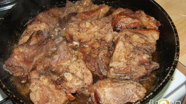 свинина, тушеная в виноградном соке