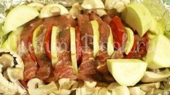 свинина запеченная с овощами и грибами