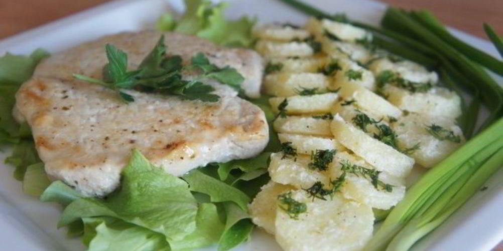 Рецепт свиного эскалопа, пропитанного горчицей и картошка с хреном