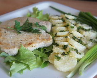 Свиной эскалоп, пропитанный горчицей и картошка с хреном