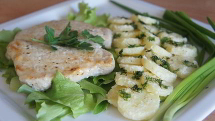 Свиной эскалоп, пропитанный горчицей и картошка с хреном