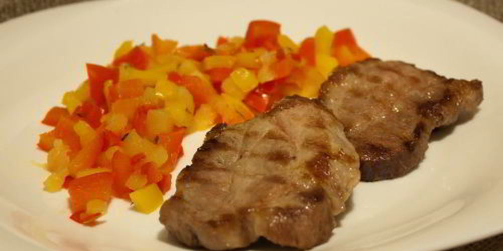 Рецепт свиных отбивных с гарниром из сладкого перца