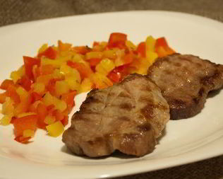 Свиные отбивные с гарниром из сладкого перца