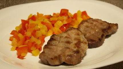 Свиные отбивные с гарниром из сладкого перца