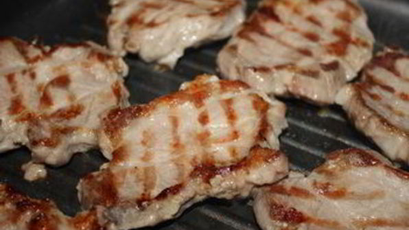 свиные отбивные с гарниром из сладкого перца