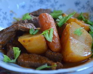 Тушеная говядина с пивом и паприкой