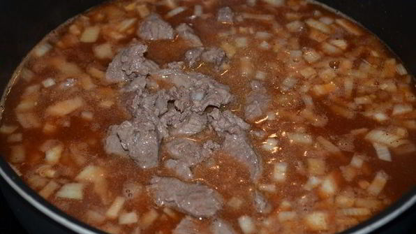 тушеная говядина с пивом и паприкой