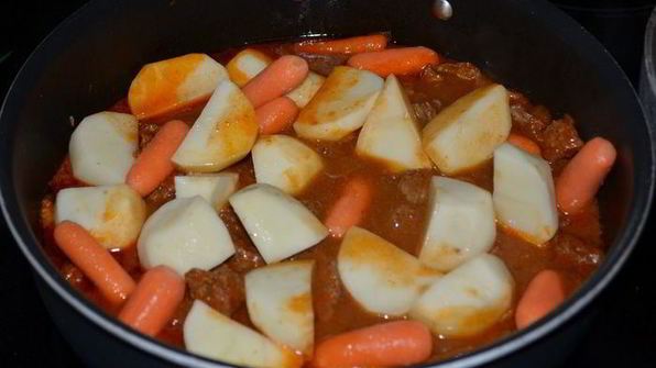 тушеная говядина с пивом и паприкой