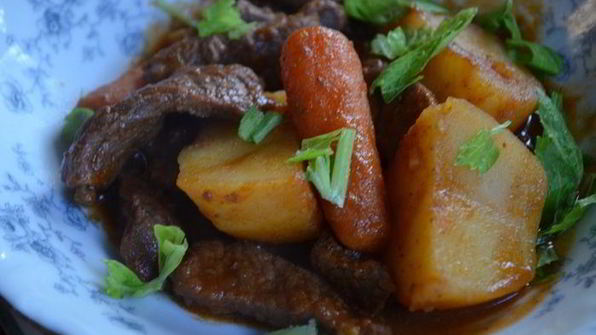 тушеная говядина с пивом и паприкой