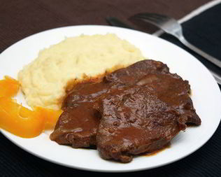 Тушеная говядина в томатном соусе