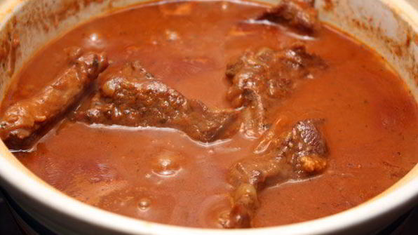 тушеная говядина в томатном соусе