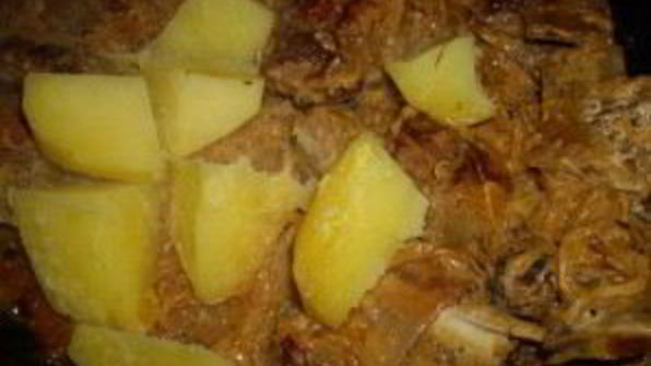 тушеные говяжьи ребрышки с картошкой