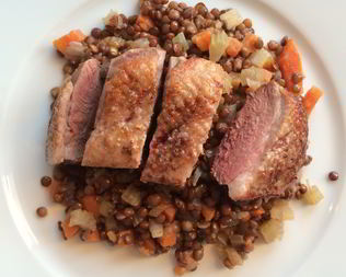 Утиная грудка с чечевицей и соусом из ревеня