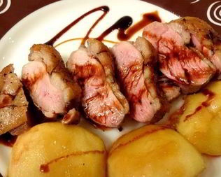 Утиная грудка с карамелизированными яблочками