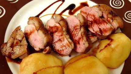 Утиная грудка с карамелизированными яблочками