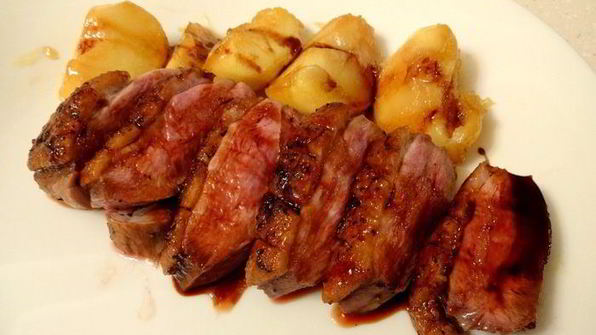 утиная грудка с карамелизированными яблочками