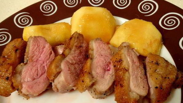 утиная грудка с карамелизированными яблочками