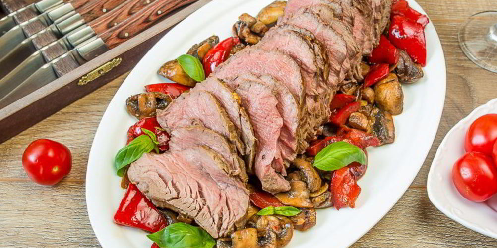 Рецепт запеченной говяжьей вырезки с соте из перца и грибов