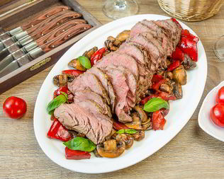 Запеченная говяжья вырезка с соте из перца и грибов