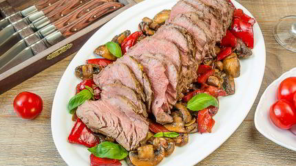 Запеченная говяжья вырезка с соте из перца и грибов