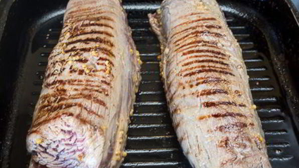 запеченная говяжья вырезка с соте из перца и грибов