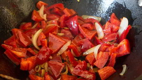 запеченная говяжья вырезка с соте из перца и грибов